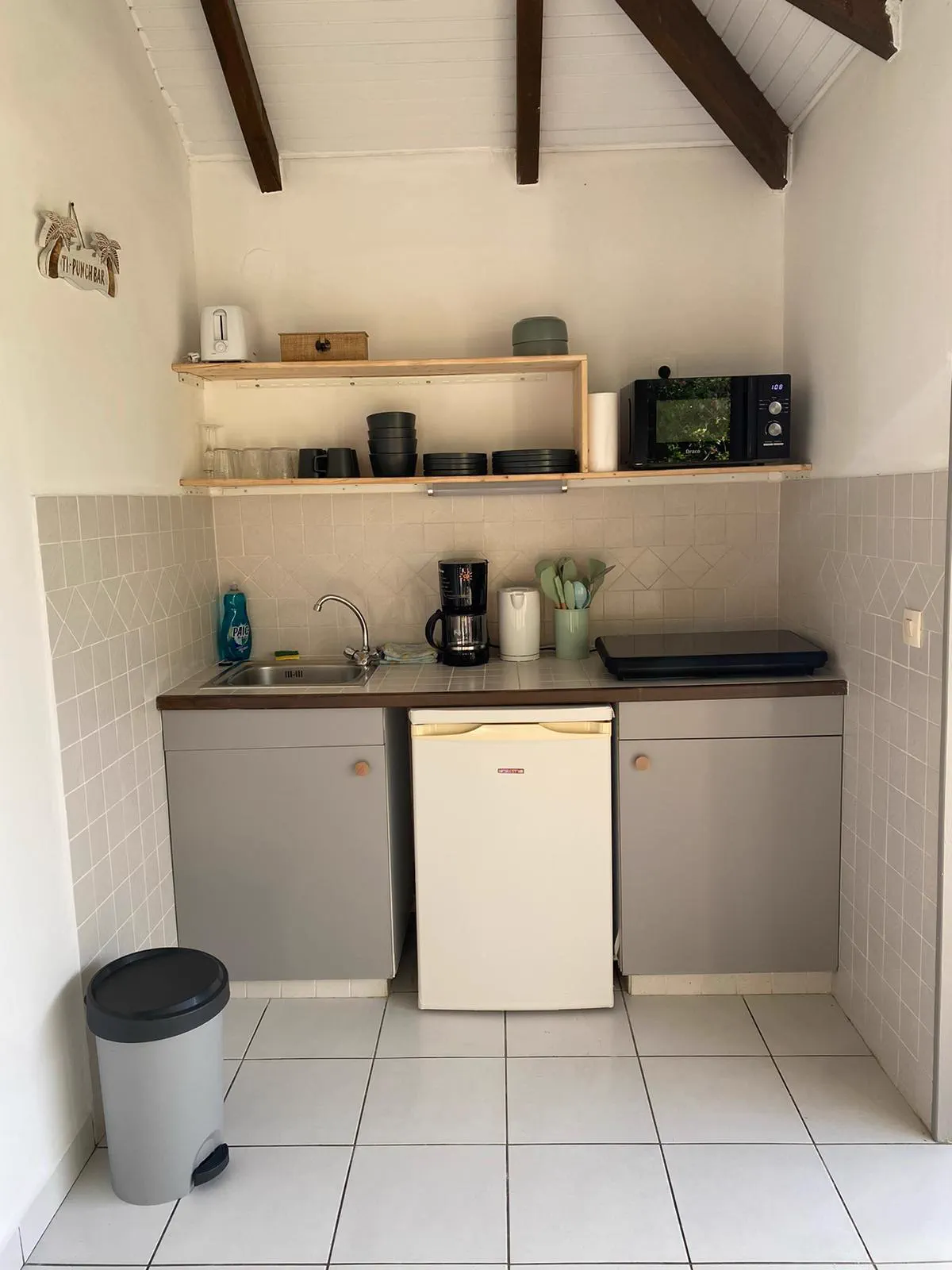 La cuisine équipée du bungalow : plaques de cuisson, micro-ondes, cafetière et réfrigérateur