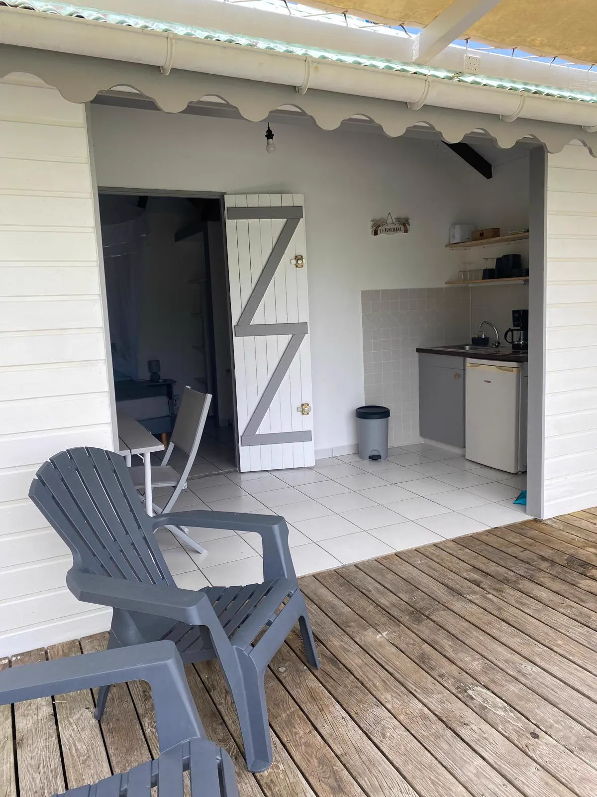 La terrasse en bois du bungalow, ouverte sur le coin cuisine