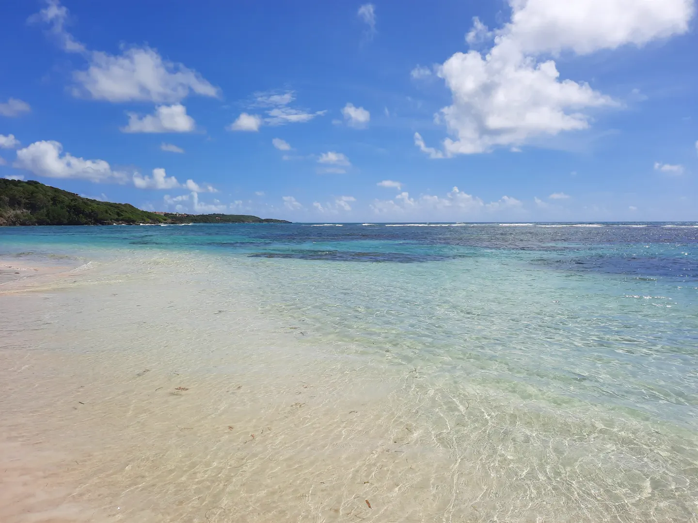 Le lagon turquoise et le sable blanc de la plage de Bois Jolan, à Sainte-Anne en Guadeloupe