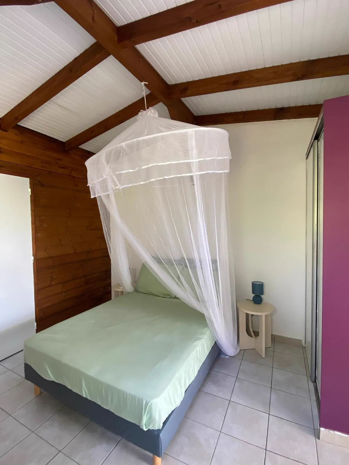 Vue d'ensemble de la chambre du studio, avec sa penderie
