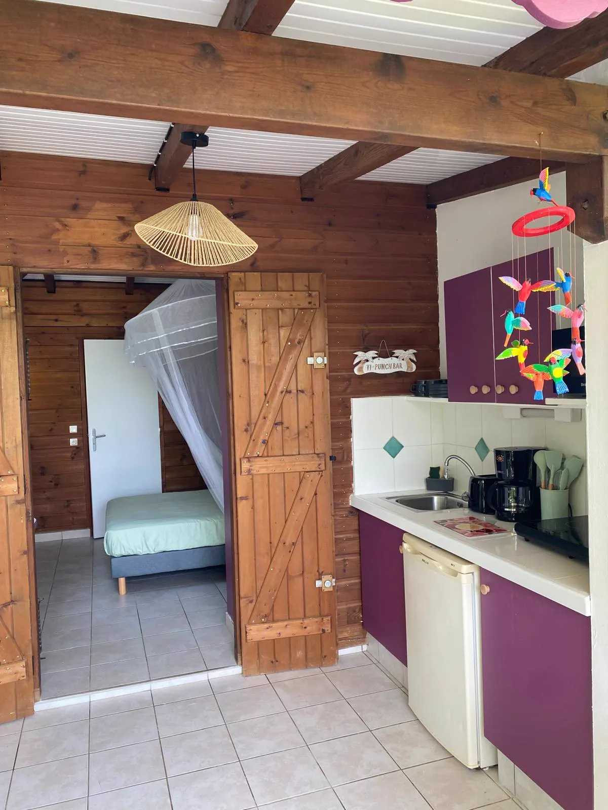 Le coin cuisine du studio, avec réfrigérateur, cafetière et plan de travail