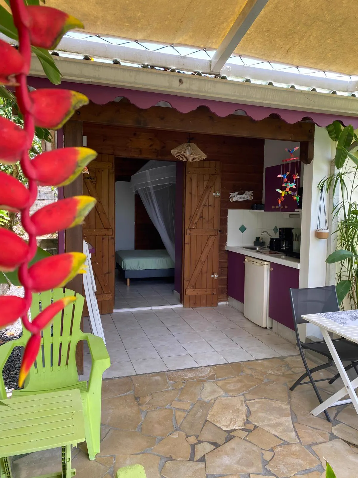 Terrasse privée du studio Nid Colibri ouverte sur le jardin