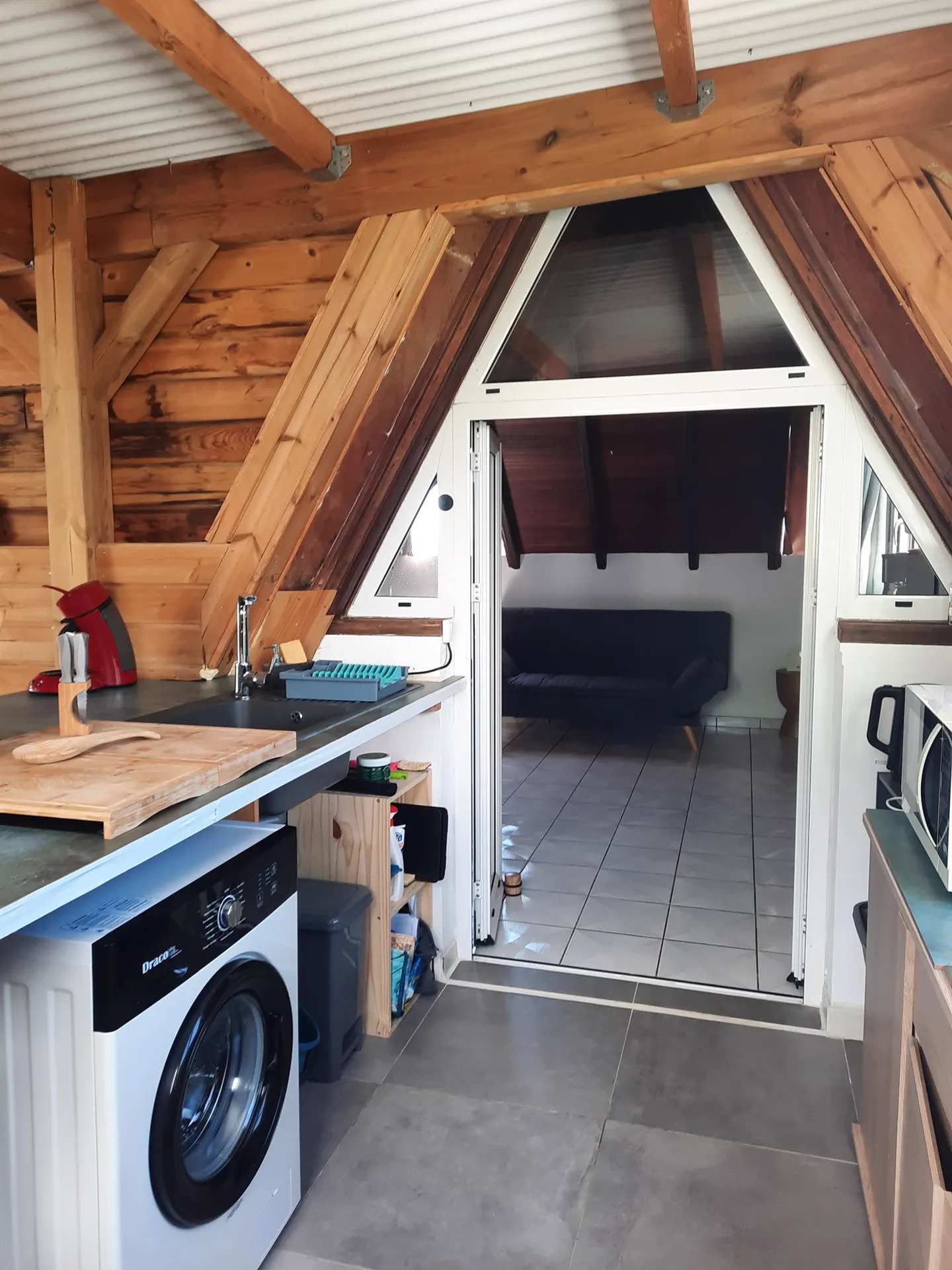 La cuisine de O'Morne, avec plan de travail et machine à laver privative