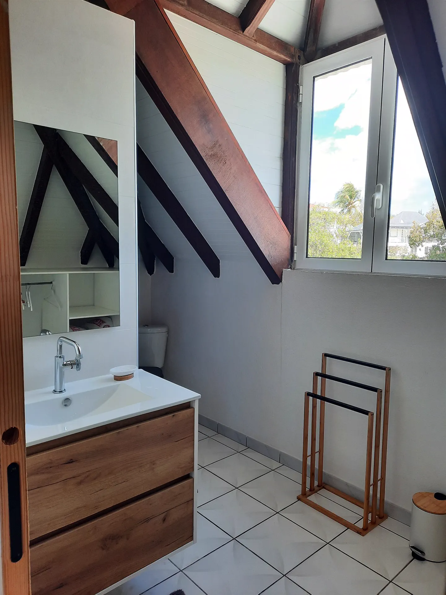 Le meuble vasque et son miroir dans la salle d'eau de O'Morne