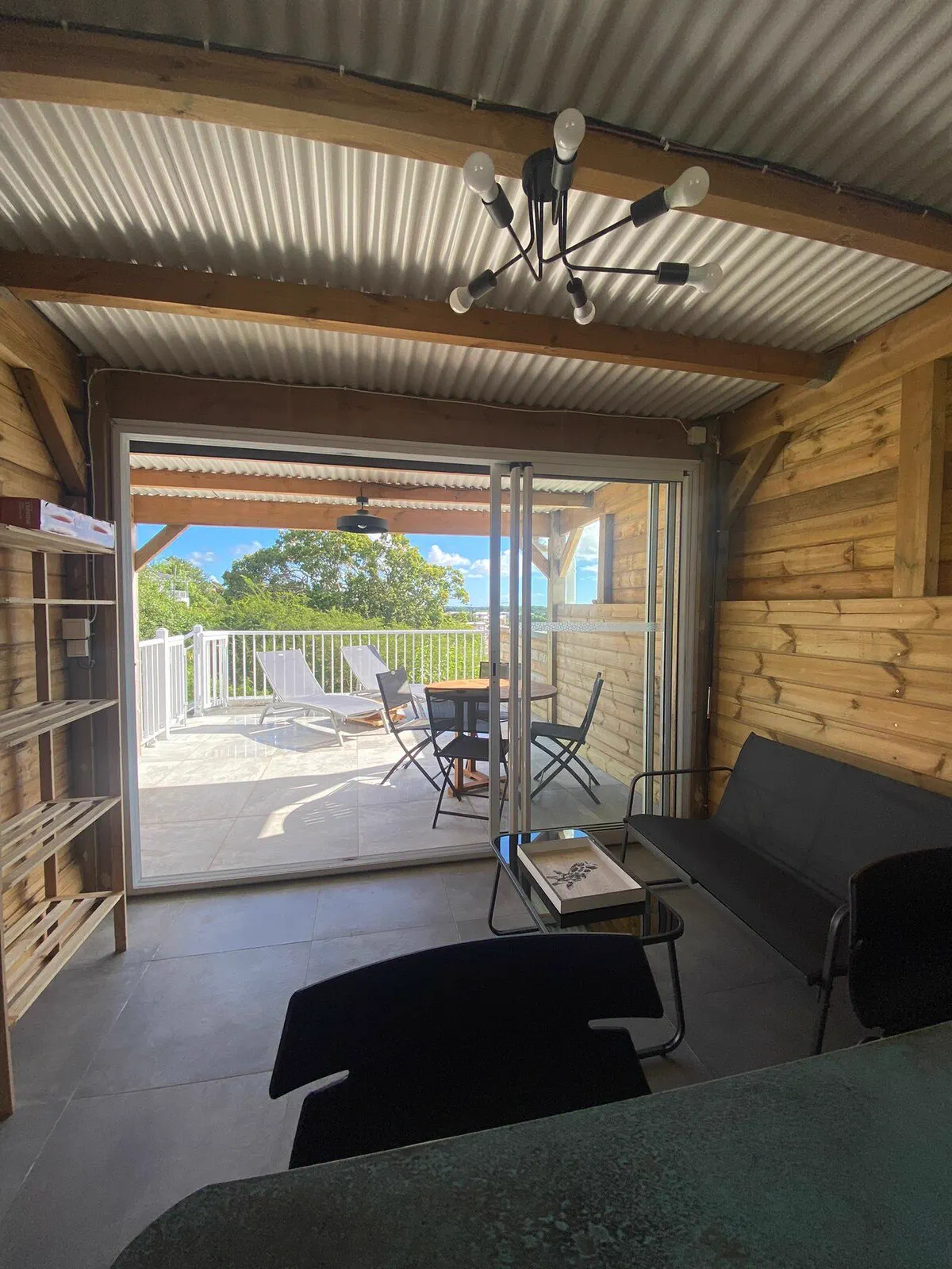 Le salon de O'Morne, ouvert sur la terrasse par une large baie vitrée