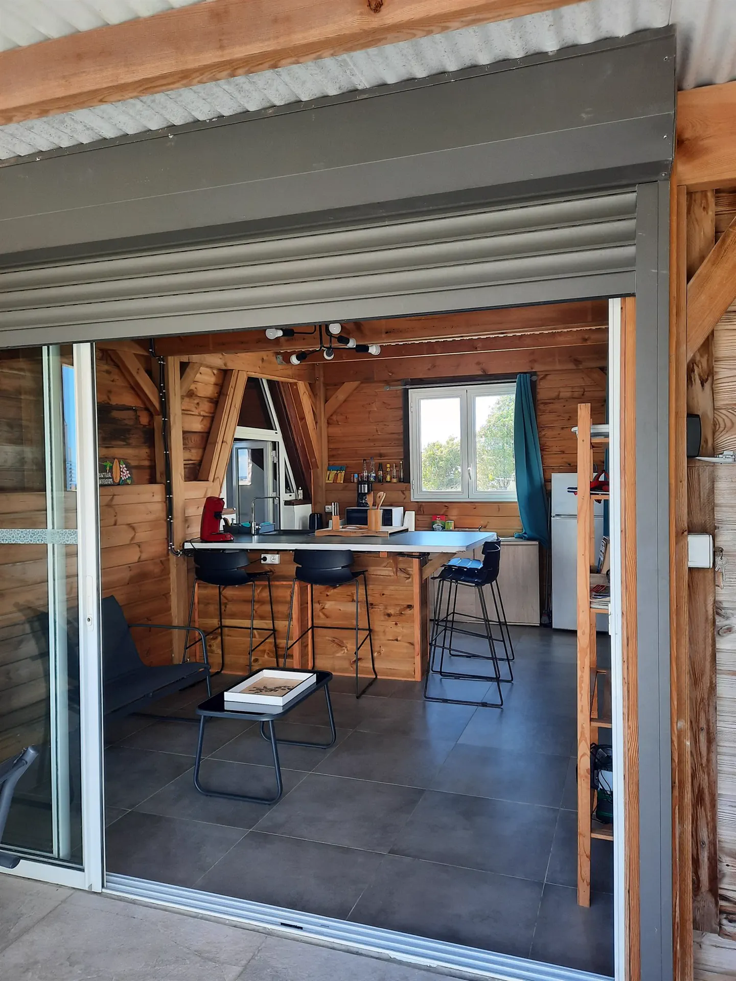 Le salon et le coin cuisine de O'Morne, vus depuis la terrasse